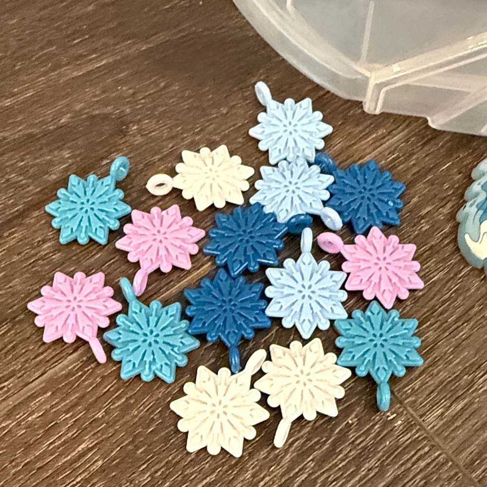 Disney Frozen Castle Bead Set - 5 Character Charms - Carrying Case - Picture 3 of 9